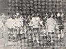 17.10.1973r. Londyn, Kazimierz Deyna wyprowadza reprezentacje Polski na muraw stadionu Wembley